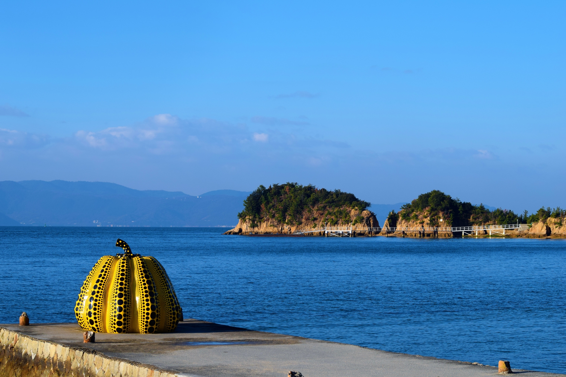 Naoshima — Yayoi Kusama's Yellow Pumpkin (Photo via PhotoAC)