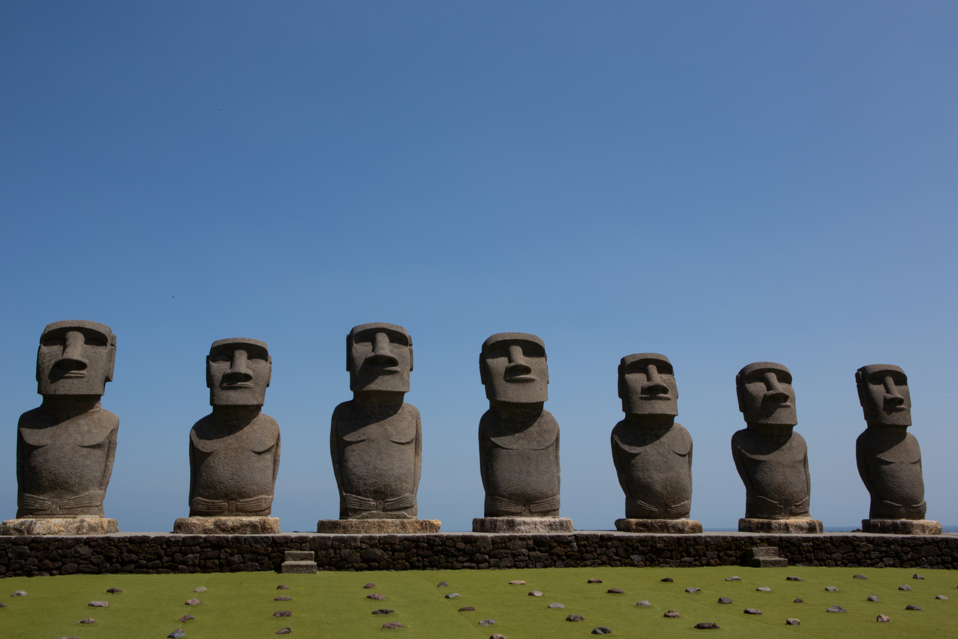 Sun Messe Nichinan — Moai statues, Nichinan (Photo via PhotoAC)