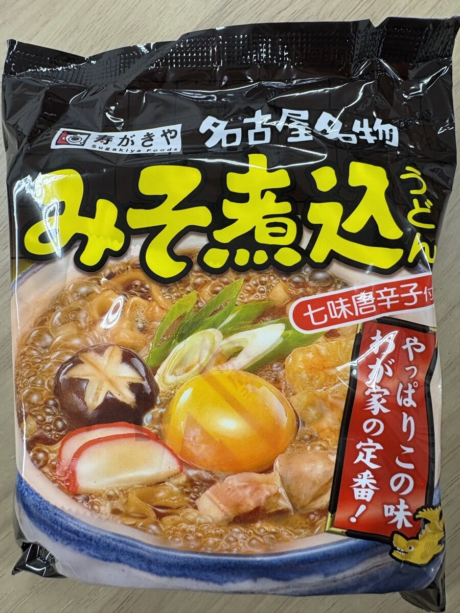 Sugakiya Miso Nikomi Udon (寿がきや みそ煮込うどん) — purchased and photographed by the Kasegeya editorial team