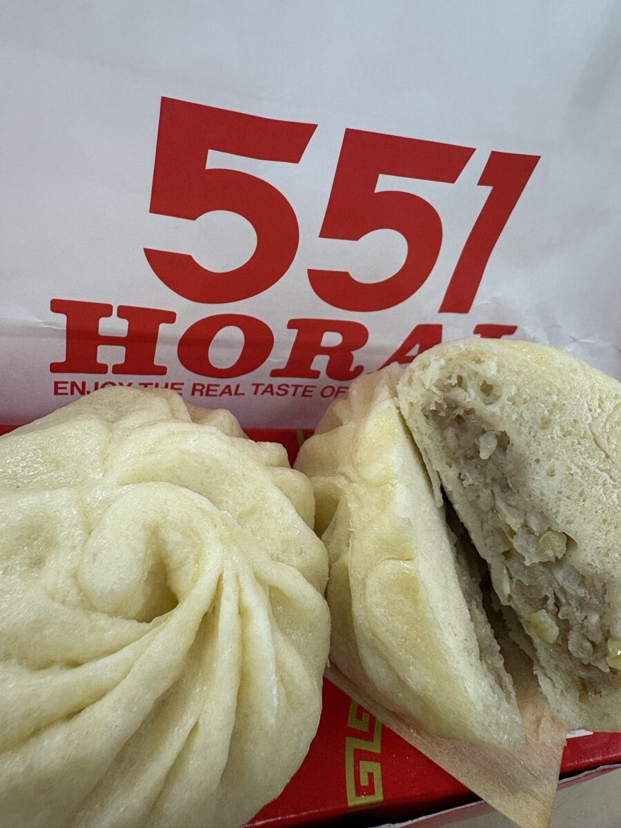 551 Horai Butaman (551蓬莱 豚まん) — purchased and photographed by the Kasegeya editorial team