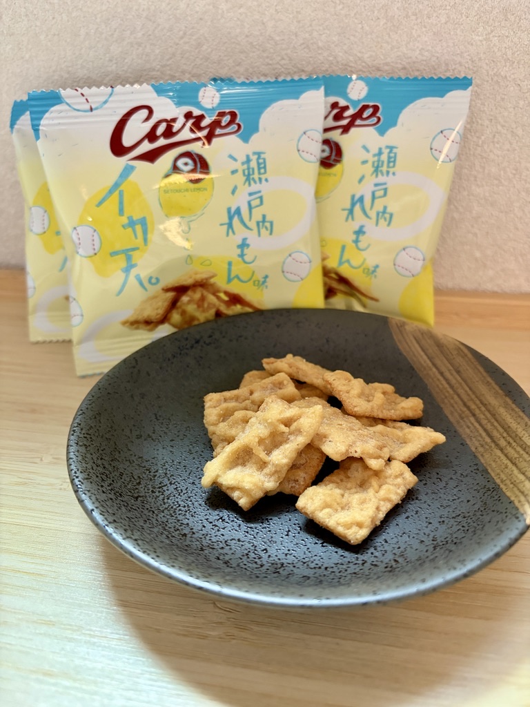 Ika-ten Setouchi Lemon by Maruka Foods, Hiroshima Carp limited-edition packs with the squid tempura crackers served in a bowl — purchased and photographed by the Kasegeya editorial team (イカ天瀬戸内れもん味 カープ限定版・編集部が実際に購入して撮影)
